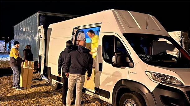 Autos werden in Dorohusk an der ukrainischen Grenze entladen.