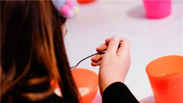 Kindergrundsicherung: Was Familien wissen müssen Ein Kind isst bei der Mannheimer Kindervesperkirche (Symbolbild). Laut Familienministerin Paus soll mit der Einführung der Kindergrundsicherung Kinderarmut in Deutschland effektiv bekämpft werden.