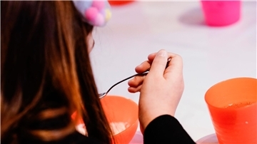Kindergrundsicherung: Was Familien wissen müssen Ein Kind isst bei der Mannheimer Kindervesperkirche (Symbolbild). Laut Familienministerin Paus soll mit der Einführung der Kindergrundsicherung Kinderarmut in Deutschland effektiv bekämpft werden.
