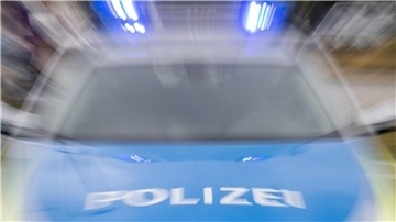 Ein Streifenwagen der Polizei mit eingeschaltetem Blaulicht. 
