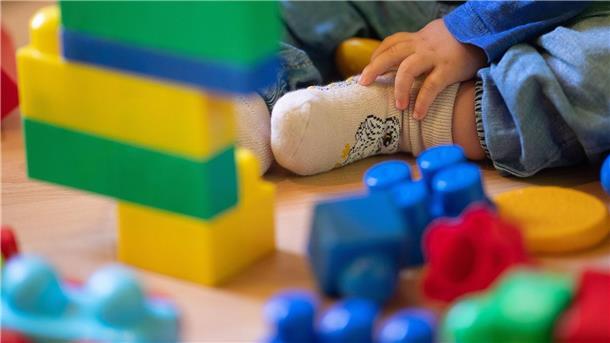 Kinderschutzexperte sieht „Körpererkundungsraum“ kritisch Ein Kind spielt in einer Kita.