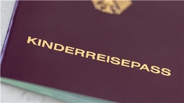 Ein Kinderreisepass, wie dieser, soll ab dem kommenden Jahr nicht mehr ausgestellt werden.