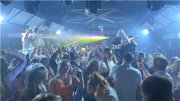 Menschen tanzen in der Disco Roes.