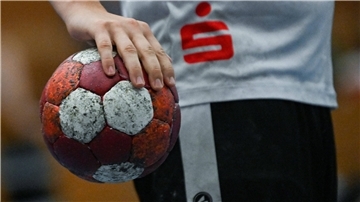 Ein Handball liegt in der Hand. Möglich ist das wegen der Backe, also dem Harz, der für einen Klebe-Effekt sorgt.
