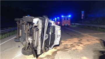 A27 in Bremerhaven: Kleinbus kippt um - FünfVerletzte Ein Kleinbus ist auf der A27 auf die Seite gekippt.