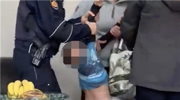 Ein kleiner Junge (Mitte) wehrt sich, eine Polizeibeamtin und eine Mitarbeiterin des Jugendamtes tragen ihn aus der Wohnung: Szenen einer Inobhutnahme in Bremerhaven, die jetzt weltweit diskutiert werden.