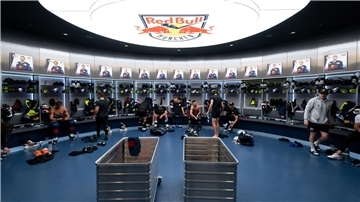 Ein kleines Heiligtum: Die Umkleidekabine des EHC Red Bull München.