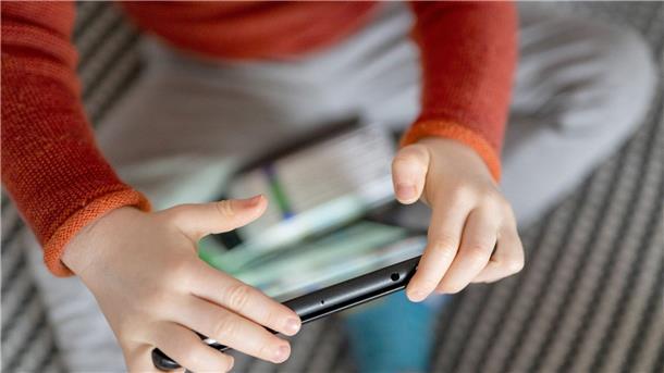 Studie: Mehr Kleinkinder haben Zugang zu digitalen Geräten Ein Kleinkind mit Tablet.