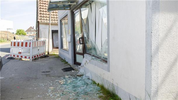 Ein Kleintransporter ist in Lemwerder gegen eine Hauswand geprallt.