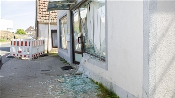 Ein Kleintransporter ist in Lemwerder gegen eine Hauswand geprallt.