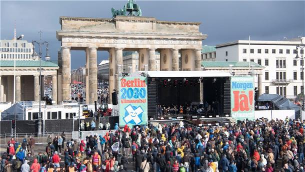 „Zeit läuft weg“ - Demo-Konzert zum Klima-Volksentscheid Ein Klima-Bündnis will mit dem Berliner Volksentscheid an diesem Sonntag erreichen, dass die Hauptstadt 15 Jahre früher als geplant - bis 2030 - klimaneutral wird.