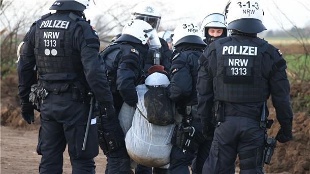 Lützerath-Räumung: Überwiegend friedlicher Protest an Tag 1 Ein Klimaschutzaktivist wird von der Polizei weggetragen.