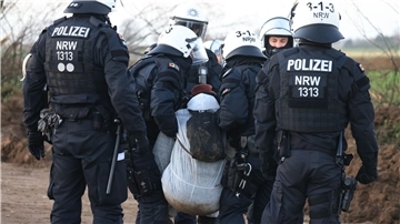 Ein Klimaschutzaktivist wird von der Polizei weggetragen.