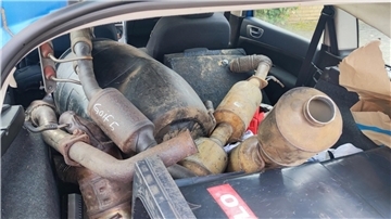 Ein Kofferraum voller gebrauchter und vermutlich gestohlener Katalysatoren: Dieses Bild bot sich der Polizei, als sie diesen Wagen in Rotenburg anhielt.