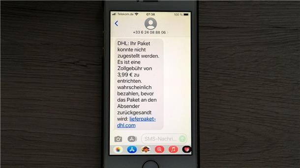 Ein Kollege erhielt diese SMS und löschte sie umgehend. Typisch ist, dass der Absender versucht über eine unzustellbare Sendung an die Kontodaten zu gelangen.