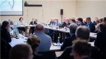 Akteure des Verkehrswendebündnisses Bremerhaven diskutierten mit Vertreterinnen und Vertreter aus Hafen, Wirtschaft und Politik über die mobile Zukunft der Innenstadt und des Hafens.