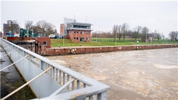 Das Leitstandgebäude steht an der Schleusenkammer der Großen Seeschleuse im Hafen der Stadt. 