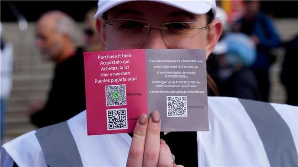 Ein Kontrolleur zeigt den QR-Code-Zugang.