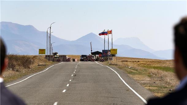 Ein Kontrollpunkt der russischen Friedenstruppe auf einer Straße in Richtung der Region Berg-Karabach.