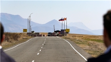 Ein Kontrollpunkt der russischen Friedenstruppe auf einer Straße in Richtung der Region Berg-Karabach.