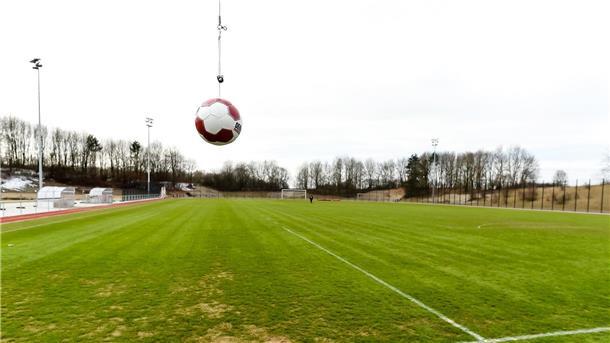 Ein Kopfball-Pendel für das Fußballtraining.