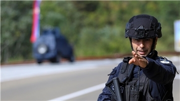 Ein Kosovo-Polizist bewacht eine Straße in der Nähe des Dorfes Banjska. Maskierte Angreifer haben im Norden des Kosovos einen Polizisten erschossen.