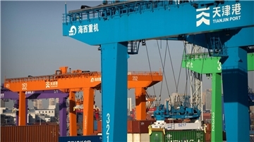 Ein Kran hebt einen Schiffscontainer im Containerhafen in Tianjin: Der chinesische Außenhandel schwächelt.
