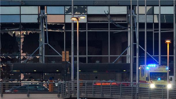 Langjährige Haftstrafen im Prozess um Anschläge von Brüssel Ein Krankenwagen fährt an der zerstörten Fassade des Terminals des Flughafens Zaventem. (Archivbild)