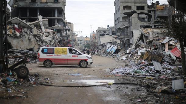 WHO: Verletzte in Gaza „verhungern und verdursten“ Ein Krankenwagen fährt an Trümmern zerstörter Gebäude in Beit Lahia vorbei.