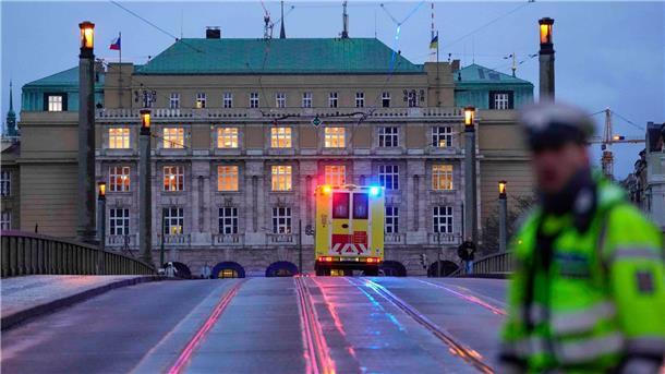Tschechien nach Bluttat an Prager Uni im Schockzustand Ein Krankenwagen fährt in Richtung des Gebäudes der Philosophischen Fakultät der Karlsuniversität.