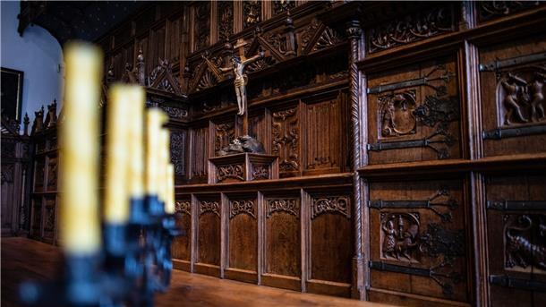 Ein Kreuz steht im Friedenssaal im Historischen Rathaus an der Nordwand mit dem dominierenden Wandschrank. Das Auswärtige Amt hat das Kreuz entfernen lassen.
