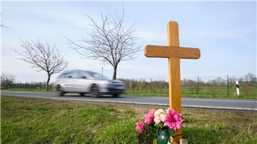 Ein Kreuz zum Gedenken an ein Opfer eines Verkehrsunfalls steht an einer Landstraße im Landkreis Hildesheim.