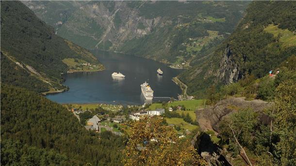 Ranking: Norwegische Reedereien führen beim Klimaschutz Ein Kreuzfahrtschiff liegt im Geirangerfjord im Südwesten Norwegens. Der Fjord gehört zum Weltnaturerbe. (Archivbild)