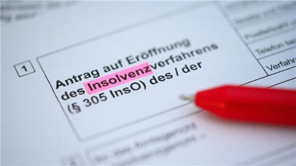 Ein Kugelschreiber liegt auf einem Antrag zur Eröffnung eines Insolvenzverfahrens.