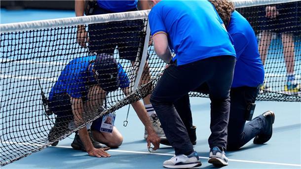Ein kurioser Schrauben-Bruch hat Jannik Sinner bei den Australian Open geholfen. 