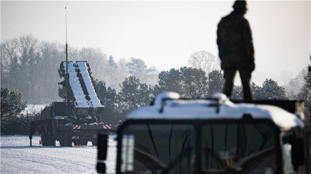 Gruppe von Ukrainern am Flugabwehrsystem Patriot ausgebildet Ein Kursteilnehmer steht während eines Ausbildungskurses ukrainischer Soldaten am Flugabwehrsystem Patriot auf einem LKW vor einem Patriot-Startgerät.