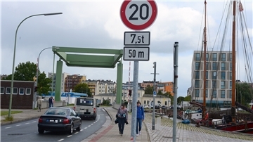 Ein kurzer Defekt an der Klappbrücke an der Schleusenstraße hat für Sorgen bei Anwohnern geführt: Was passiert, wenn die mal länger ausfällt? Foto: Scheer