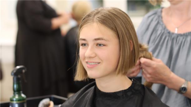 Ein Kurzhaarschnitt für einen guten Zweck: Jana aus Tarmstedt trennt sich von ihrem langen Zopf und spendet ihre Haare für Krebspatienten.