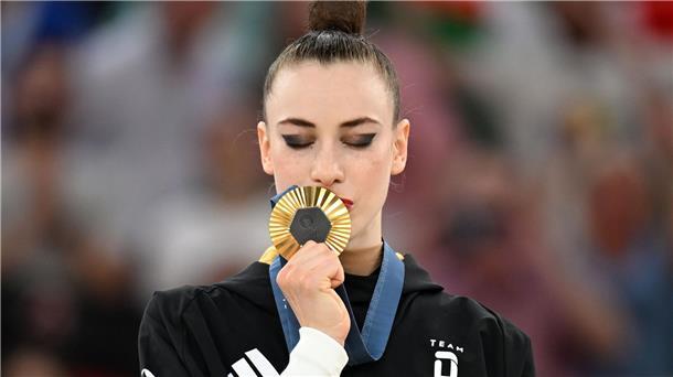 Rampenlicht und Eiffelturm: Gold-Gymnastin im Genuss-Modus Ein Kuss für Gold: Gymnastinnen hoffen auf mehr Popularität.