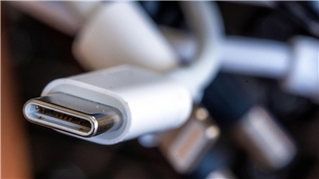 Ein Ladekabel mit USB-C-Stecker.