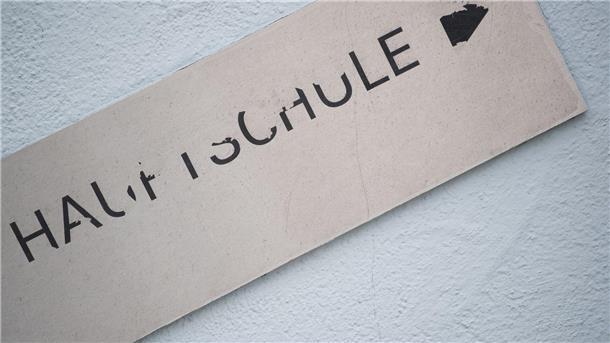 Folge von Corona? Mehr Schulabgänger ohne Abschluss Ein lädiertes Schild mit der Aufschrift „Hauptschule“.