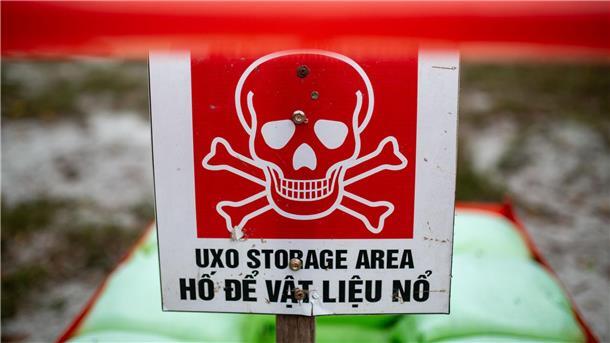 Wie Vietnam gegen die Spuren des Krieges kämpft Ein Lager für Blindgänger im Dorf Ha Tay ist mit einem Warnschild mit Totenkopfsymbol markiert.