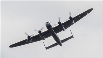 Ein Lancaster-Bomber in der Luft.