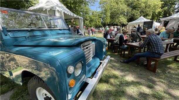 So schön war die Landpartie „Garten & Ambiente“ in Nordenham Ein Land Rover Santana aus dem Jahr 1978 zog die Blicke an diesem Imbiss- und Getränkestand auf sich.