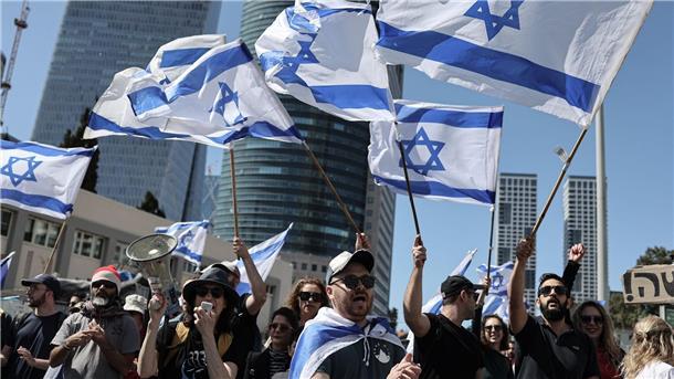 Ein landesweiter „Tag der Störung“ als Protest gegen die Justizreform in Israel hat mit zahlreichen Demonstrationen und Straßensperren begonnen.