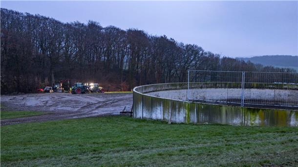 Ein Landwirt und sene Helfer versuchen, die Gülle von seinem Feld zu beseitigen, die aus einem defekten Tank ausgelaufen war.