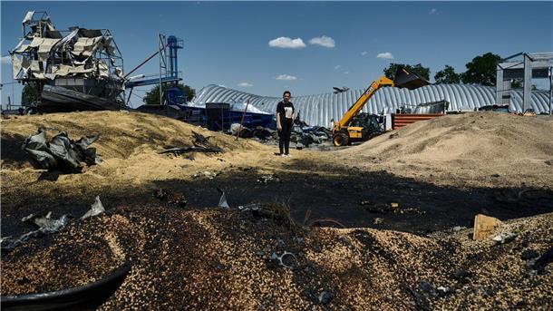 Ein landwirtschaftliches Lagergebäude in Odessa liegt in Trümmern.