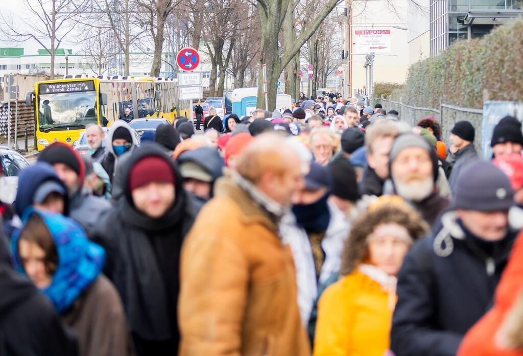 Gänsekeule für Berlins Obdachlose - nur ohne Frank Zander Ein lange Schlange bildete sich vor dem Hotel Estrel. „Heute waren circa 1800 Menschen da“, so Marcus Zander.
