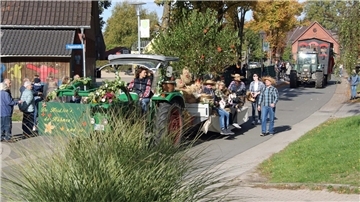 Ein langer Ernteumzug mit 32 Festwagen bewegte sich durch die Straßen von Uthlede. Vorn: der Siegerwagen der Heidjer aus Kassebruch.