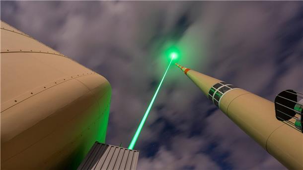 Ein Laser kann bei einem Gewitter Blitzentladungen zu einem Blitzableiter führen.